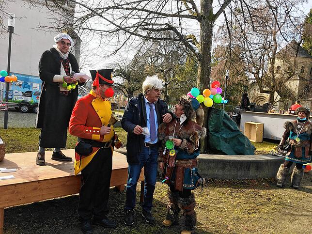 Kostümierter Plausch im Narrenkäfig: Die Welsbärte in Möggingen hatten sich auf dem Dorfplatz zwischen Rathaus und Kirche fürs ...