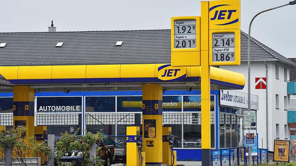 Tendenziell gehen die Preise an den Tankstellen der Region, hier die Allmendshofener Jet-Tankstelle, bereits einige Tage vor Ende des ...