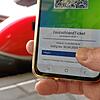 Ein Handy mit dem Deutschlandticket des Lörracher Tarifverbunds RVL in der Hochrheinbahn und am Bahnhof in Waldshut. (Archivbild vom ...