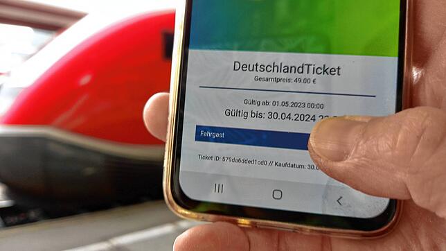 Ein Handy mit dem Deutschlandticket des Lörracher Tarifverbunds RVL in der Hochrheinbahn und am Bahnhof in Waldshut. (Archivbild vom ...