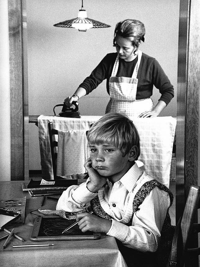 Hausfrau und gelangweilter Sohn in den 60er-Jahren: Die Zuständigkeiten waren damals noch klar verteilt.