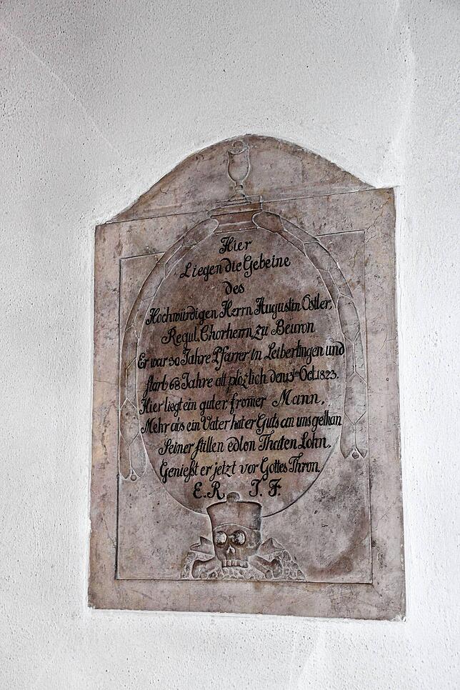 Diese Tafel erinnert an den ersten Pfarrer der neuen Pfarrgemeinde, Augustin Ostler.