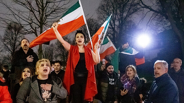05.01.2020, Hamburg: Exil-Iraner protestieren vor dem Islamischen Zentrums Hamburg (IZH) gegen die Politik des Iran und fordern den ...