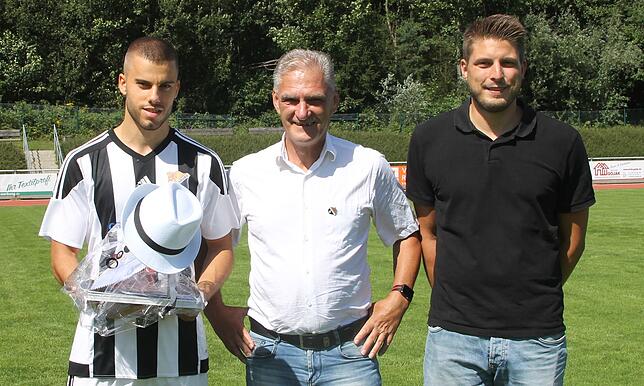 Gute Freunde: Sportchef Frank Rudigier (rechts) und Vorsitzender Johann Scheible (Mitte) vom SV 08 Laufenburg betonten im Sommer bei der ...