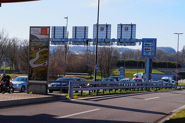 Mit fortschreitender Zeit wuchs auch der Stau bei der Abfertigung am Autobahnübergang.