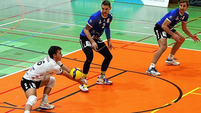 Der TV Mimmenhausen (Libero Johann Reusch, von links, Jan Jalowietzki und Jonas Hoffmann) wurde vom ASV Dachau deutlich mit 0:3 geschlagen.