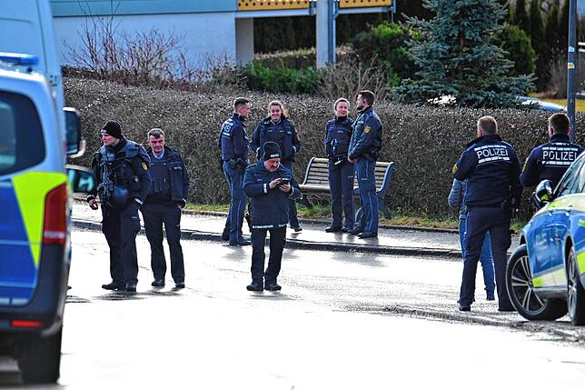 Polizeikräfte halten sich am Panoramaweg bereit.