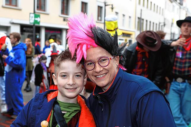Bild 14: Schmotziger Dunschtig 2024: Auf und vor der Marktstätten-Bühne gibt es kein Halten mehr