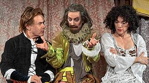Shakespeare oder nicht Shakespeare, das ist hier die Frage. Der Dramenschreiber alias Martin Radecke (Mitte) im Disput mit seinen ...