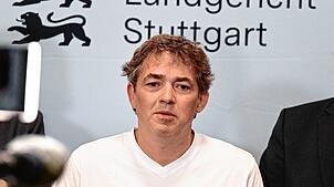 Michael Ballweg, der Gründer der „Querdenker“ Bewegung, gibt nach der Verkündung des Urteils in einem Prozess wegen Betrugs gegen ihn ...