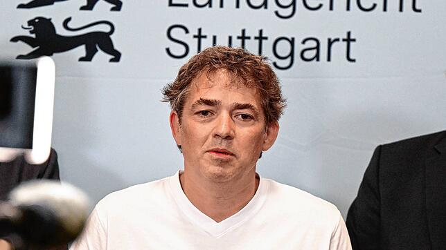 Michael Ballweg, der Gründer der „Querdenker“ Bewegung, gibt nach der Verkündung des Urteils in einem Prozess wegen Betrugs gegen ihn ...