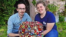 Sandra Schreiber und ihr Verlobter Moritz Volk mit dem prächtigen Brautschäppel, den die Braut an ihrer Trachtenhochzeit beim ...