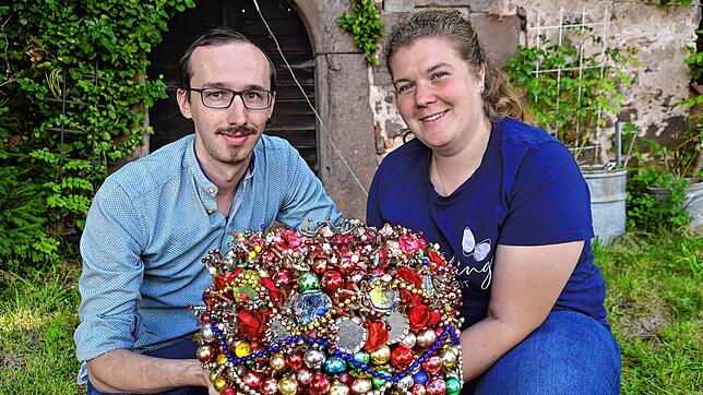 Sandra Schreiber und ihr Verlobter Moritz Volk mit dem prächtigen Brautschäppel, den die Braut an ihrer Trachtenhochzeit beim ...