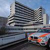 Göppingen: An der Klinik am Eichert fährt ein Notarztfahrzeug von der Notaufnahme weg. In Göppingen wurde der erste Coronakranke in ...