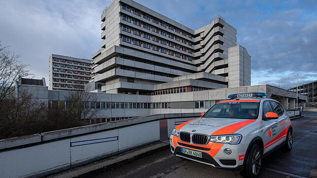 Göppingen: An der Klinik am Eichert fährt ein Notarztfahrzeug von der Notaufnahme weg. In Göppingen wurde der erste Coronakranke in ...