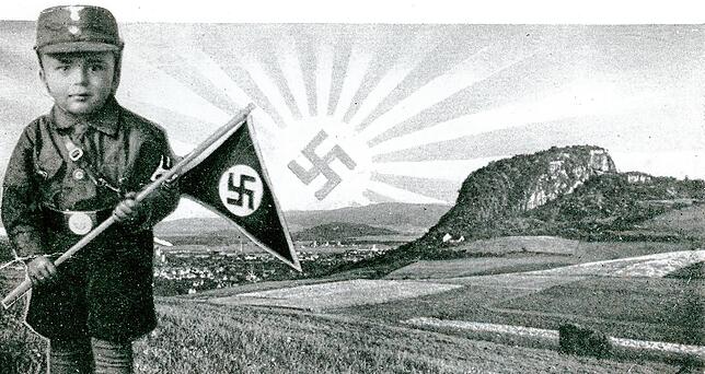 Symbolträchtige Postkarte aus der NS-Zeit: Über dem Hohentwiel geht die Hakenkreuz-Sonne auf. Von Aufbruchstimmung war kurz vor ...