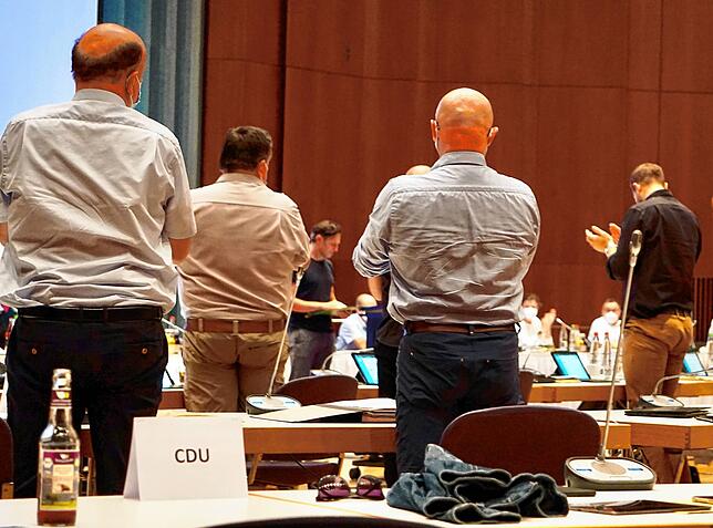Die CDU-Fraktion und weitere Gemeinderäte applaudierten stehend, als Daniel Oberschelp am Rednerpult mit tränenerstickter Stimme seine ...