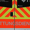 Ein Rettungswagen hält an einer Unfallstelle.