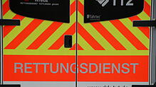 Ein Rettungswagen hält an einer Unfallstelle.