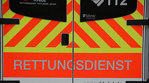 Ein Rettungswagen hält an einer Unfallstelle.