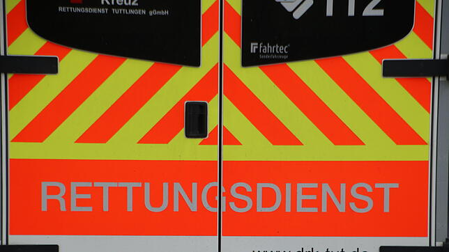 Ein Rettungswagen hält an einer Unfallstelle.