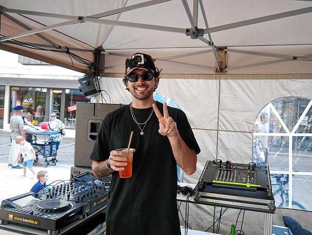 DJ Zenemy bereitet sich auf den Auftritt in der Scheffel-Lounge vor.