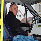 mdx_12_mar_stadtbus_ Fröhlich am Steuer: Norbert Viellieber steuerte den Stadtbus am Stadtbustag durch Markdorf.