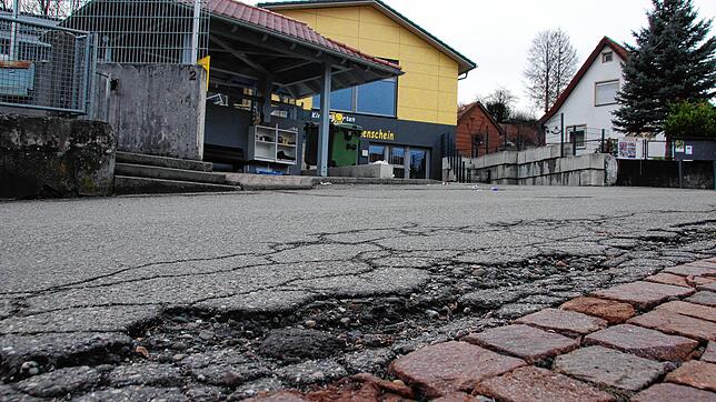 Die Schäden an der Sennhofstraße sind an vielen Stellen kaum zu übersehen, wie hier im Bereich vor dem Kindergarten Sonnenschein. Noch ...