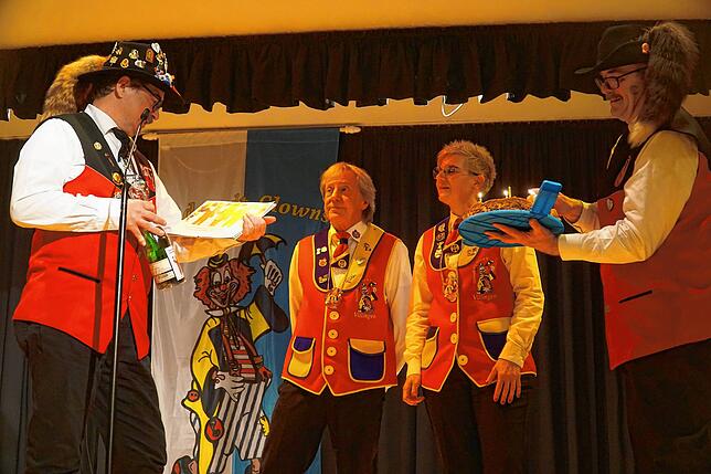 Viele der eingeladenen Vertreter der Villinger Fasnetvereine hatten Geschenke und beste Wünsche für die Clowns mit im Gepäck.
