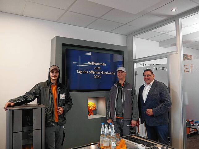 Auszubildender Aleksandar Cvjeticamin, Ausbilder Daniel Frey und Geschäftsführer Ingo Arnold (von links) bringen Schülern das Handwerk nahe.