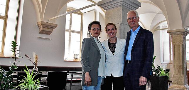 Lucia Augstein (links) übernimmt im Juni 2023 die Regie in der Alten Hofbibliothek in Donaueschingen, sehr zur Freude von ...