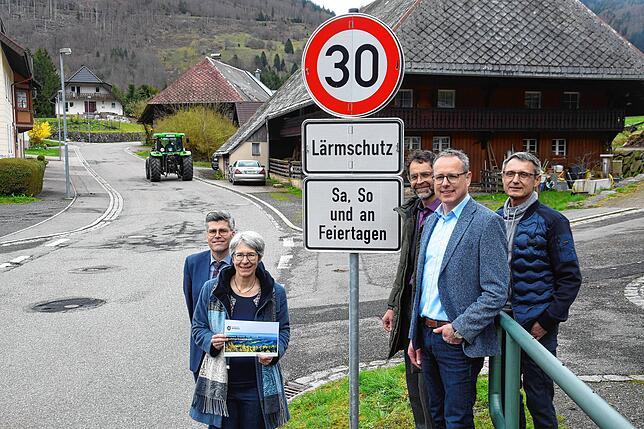 Sie setzen auf die Lärmreduzierung auf der L 149 und auf der L 151 (von links): Landrat Martin Kistler vom Landratsamt Waldshut, ...