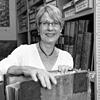 Reinhild Kappes so wie viele Singener sie kennen: Umgeben von vielen, vielen Büchern und Folianten. Die ehemalige Leiterin des Singener ...