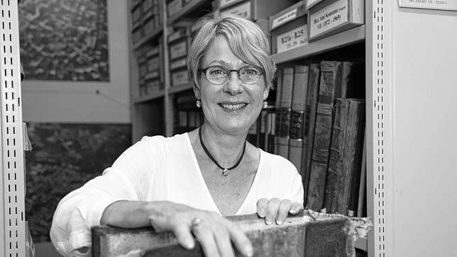 Reinhild Kappes so wie viele Singener sie kennen: Umgeben von vielen, vielen Büchern und Folianten. Die ehemalige Leiterin des Singener ...
