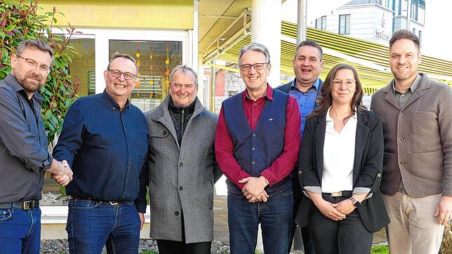 Michael Guldi übergibt den Vorstandssitz der freien Wohlfahrtspflege im Landkreis an Martin Riegraf. Das Foto zeigt (von links): Michael ...