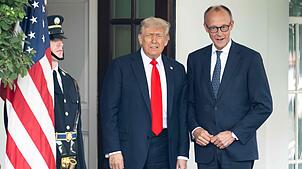 US-Präsident Donald Trump begrüßt Bundeskanzler Friedrich Merz am Westflügel des Weißen Hauses.