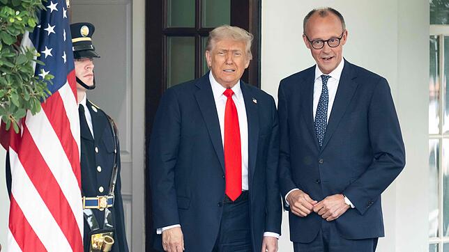 Donald Trump begrüßt Friedrich Merz US-Präsident Donald Trump begrüßt Bundeskanzler Friedrich Merz am Westflügel des Weißen Hauses.