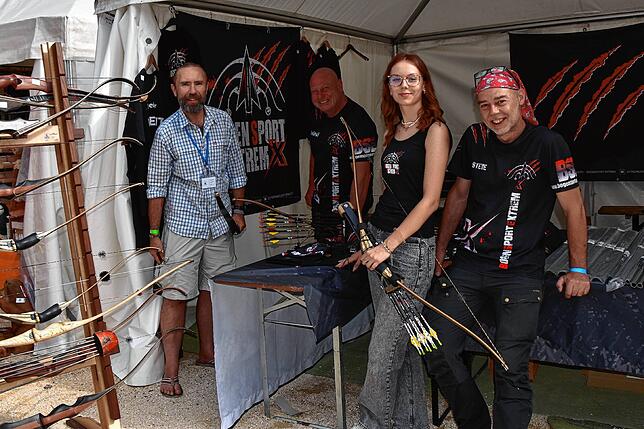 Bild 17: Ausgelassene Stimmung in Eigeltingen: Die 25. Internationale Bogen- und Messermachermesse in der Lochmühle