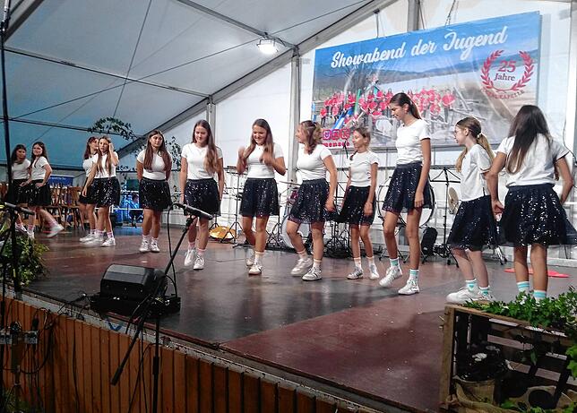Szene von der Tanzeinlage der Jugendgarde des Narrenvereins Wasserspucker. Einer von mehreren Beiträgen zur Talentshow am ...