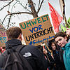 Auch in Berlin kommen viele junge Demons-tranten mit Plakaten und Schildern.