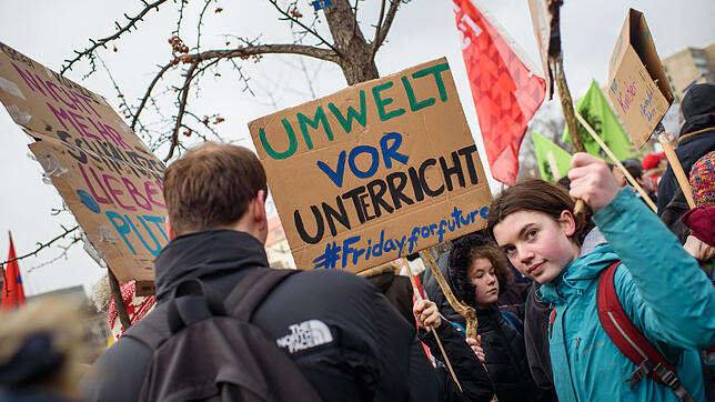 Bundesweit gehen junge Demonstranten mit Plakaten und Schildern für die Einhaltung der Klimaziele auf die Straße. Auch in der Region ...