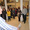 Großschönaus Hauptamtsleiter Peter Paschelt führt die Besucher der Vernissage durch die Ausstellung &bdquo;30 Jahre friedliche ...