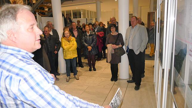 Großschönaus Hauptamtsleiter Peter Paschelt führt die Besucher der Vernissage durch die Ausstellung &bdquo;30 Jahre friedliche ...