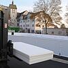 Aus rund 600 Kunststoffplatten bestehen die Eislauf- und die Eisstockbahnen.