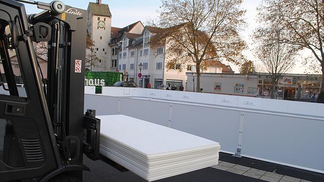 Aus rund 600 Kunststoffplatten bestehen die Eislauf- und die Eisstockbahnen.