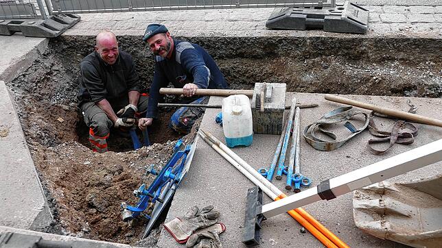 Tiefbauarbeiten für das Breitbandnetz laufen derzeit unter anderem in der Martinstraße in Bonndorf. Hier im Bild ist gerade die Firma ...