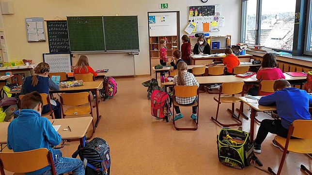 Zweitklässler an der Frobenius-Thomsin-Grundschule in Riedöschingen freuen sich über den wieder regulären Präsenzunterricht an allen ...