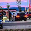 Die Polizei kontrolliert am Freitagabend ein Auto auf dem Obi-Parkplatz in Singen. Sie war am ersten Abend des Verbots von Tuner-Treffen ...