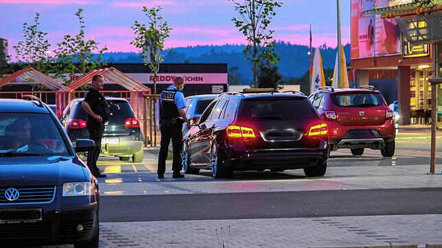 Die Polizei kontrolliert am Freitagabend ein Auto auf dem Obi-Parkplatz in Singen. Sie war am ersten Abend des Verbots von Tuner-Treffen ...