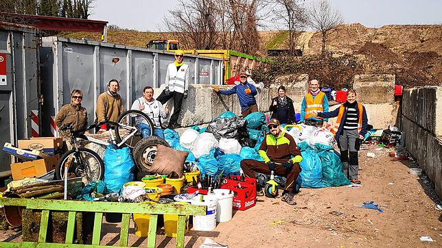 Ein respektables Finale für die Natur auf dem Recyclinghof in Ettikon. Der gesammelte Müll füllt fast ein komplettes Abteil. Das ist die ...